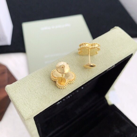 Authentic Van Cleef & Arpels 18K Yellow Gold Earrings - Picture 4 of 7